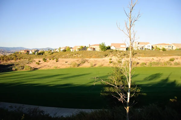 Sandbunker auf dem schönen Golfplatz — Stockfoto