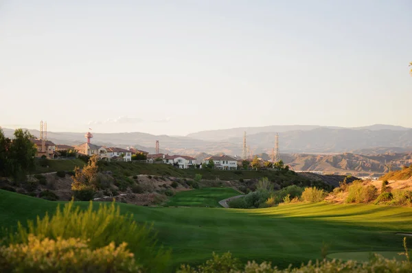 Sandbunker auf dem schönen Golfplatz — Stockfoto