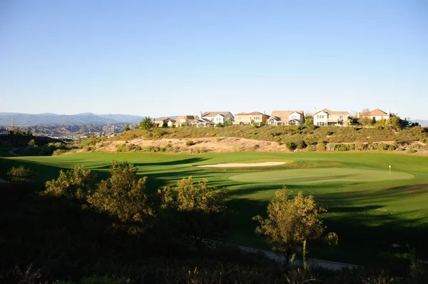 Areia bunkers no belo campo de golfe — Fotografia de Stock