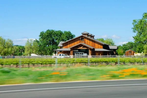 Altes haus in mittelalterlichem dorf in kalifornien — Stockfoto