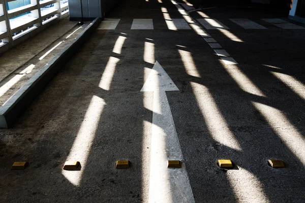 Işık sokaktaki ışıktan parlıyor..