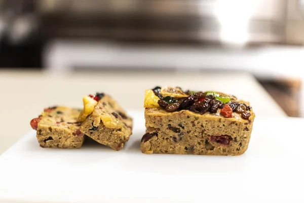 Taze pişmiş meyveli kek yemeye hazır.