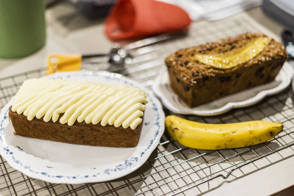Krem peynirli ve muzlu pastayla süslenmiş havuçlu kek.