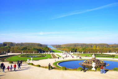 Paris, Fransa 'daki Versailles kraliyet sarayı. Geometrik nesnelerle muhteşem bahçe işleri. Güzel resim.