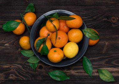 Mandalina ahşap arka plan üzerinde. Vintage tarzı