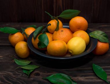 Mandalina ahşap arka plan üzerinde. Vintage tarzı