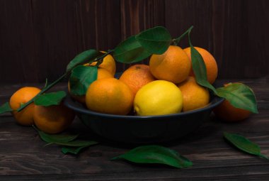 Mandalina ahşap arka plan üzerinde. Vintage tarzı