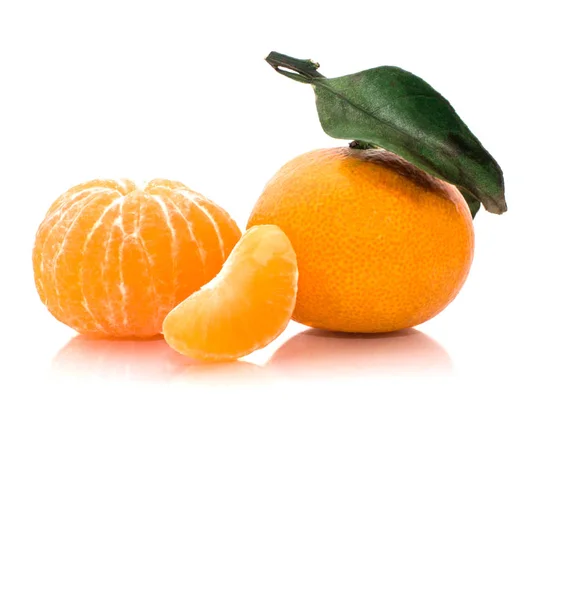 Reife Orangefarbene Mandarinen Auf Einem Zweig — Stockfoto