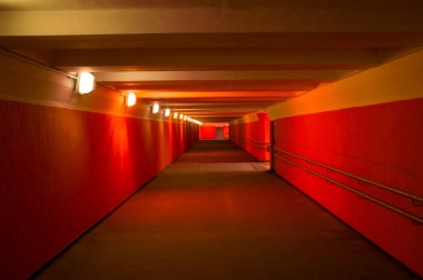 Moskova 'da lambaları olan korkunç turuncu yeraltı yaya geçidi, insan yok.