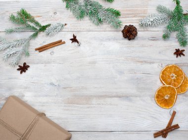 Her yıl kesilen eski ağacın uç yüzünde halka ve çatlaklar