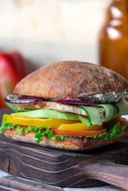 Köy usulü yeni pişmiş hamburgerler.