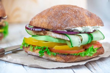 Kağıt üzerinde ev yapımı hamburger, köy usulü.