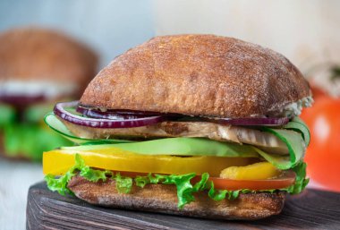 Tahtaya yakın çekim soslu taze hamburger.