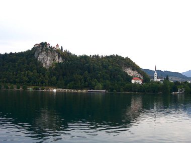 Panoramik Göl manzarası Arka planda şato ile Bled