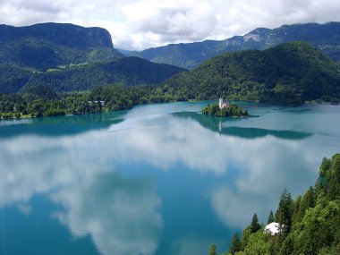 Slovenya 'nın başkenti Maria' nın Hacı Kilisesi ile Bled Gölü 'nün panoramik manzarası