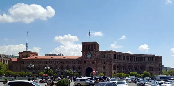 Vládní budova s hodinami na náměstí Republiky v Jerevanu, Arménie — Stock fotografie