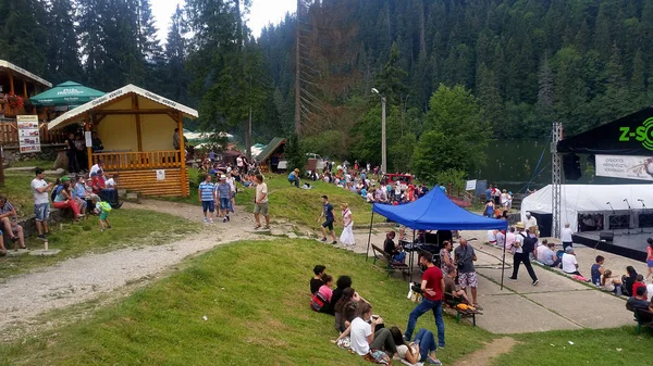 Le lac Rouge. Parc naturel de Bicaz. Roumanie . — Photo