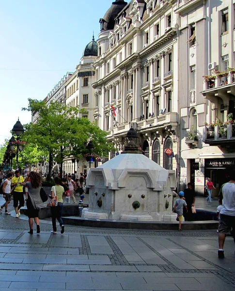 Knez Mihailova Street é a principal zona de pedestres e lojas em Belgrado, Sérvia — Fotografia de Stock