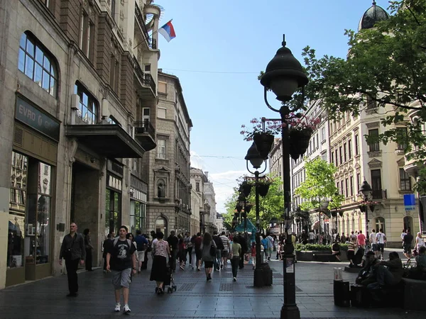 La calle Knez Mihailova es la principal zona peatonal y comercial de Belgrado, Serbia —  Fotos de Stock