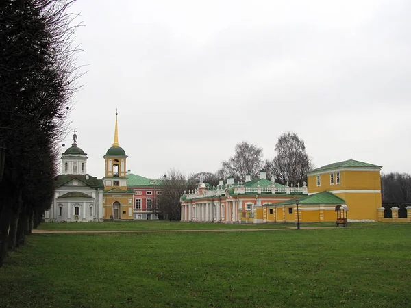 Iglesia y palacio en la orilla del estanque en la finca del conde Sheremetev — Foto de Stock