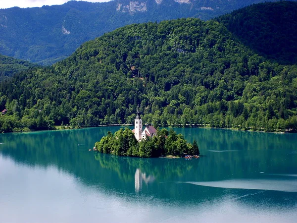 Blick auf den Bleder See mit der Wallfahrtskirche Mariä Himmelfahrt, Slowenien — Stockfoto