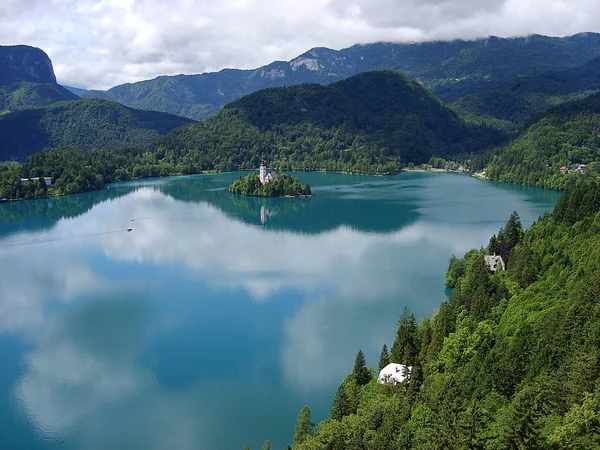 Vista panorâmica de Bled Lake com a Igreja Peregrinação da Assunção de Maria, Eslovênia — Fotografia de Stock