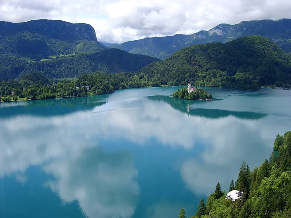 Slovenya 'nın başkenti Maria' nın Hacı Kilisesi ile Bled Gölü 'nün panoramik manzarası