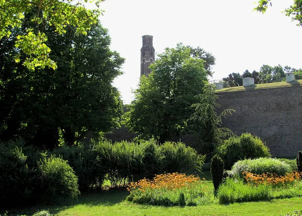 Inne i gamla slottet sten tegel. Grönt gräs park i Kalemegdan fästning Belgrad Stockfoto