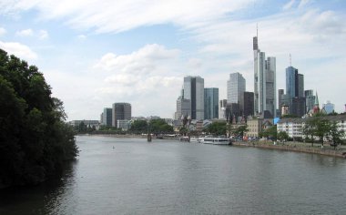 Frankfurt, Almanya - 22, Temmuz 2015: Frankfurt am Main, Almanya için Finans Merkezi Panoraması