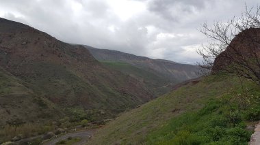 Areni köyü yakınlarındaki Noravank Manastırı 'nın önündeki manzara. 13. yüzyıldan Ermeni manastırı.