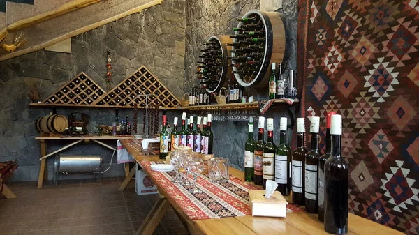 ARENI, ARMENIA - 16 Nisan 2016: Areni şarap fabrikası içi, geleneksel Ermeni şarap fabrikası