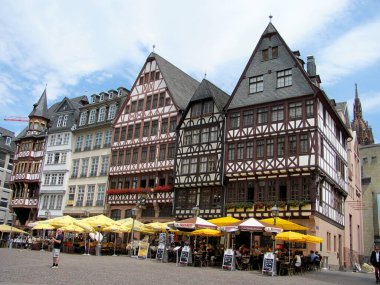Frankfurt, Almanya - 22 Temmuz 2015: Nehir kenarındaki antik Frankfurt am Main bölgesinde insanlar meydanda yürüyor
