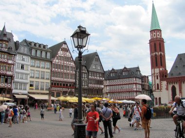 Frankfurt, Almanya - 22 Temmuz 2015: Nehir kenarındaki antik Frankfurt am Main bölgesinde insanlar meydanda yürüyor