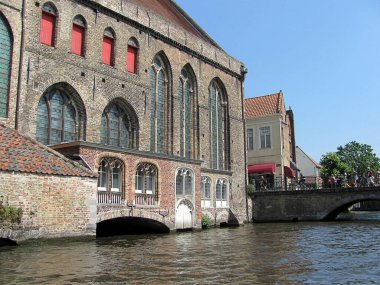 Sahne ile su kanalı Bruges, Belçika.