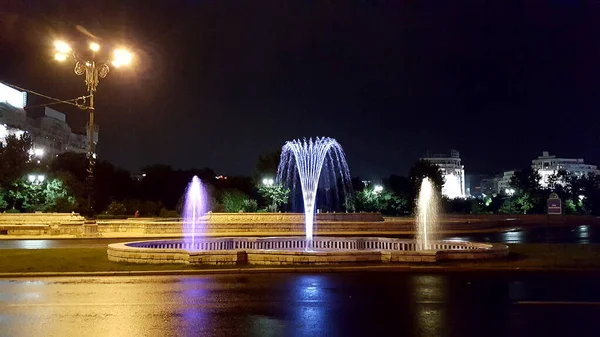 Vista Noturna Fonte Colorida Bucareste Romênia — Fotografia de Stock