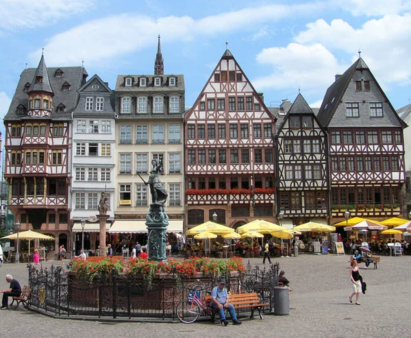 Frankfurt, Almanya - 22 Temmuz 2015: Nehir kenarındaki antik Frankfurt am Main bölgesinde insanlar meydanda yürüyor