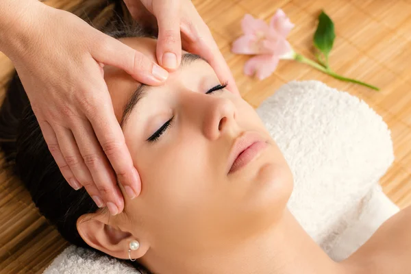 Mujer atractiva teniendo masaje facial . — Foto de Stock