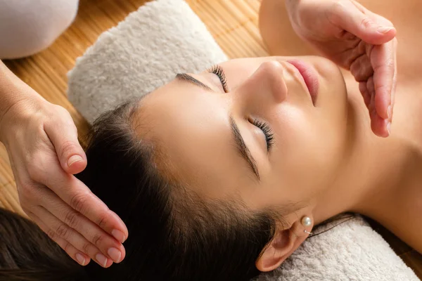 Close up de mulher na sessão reiki . — Fotografia de Stock