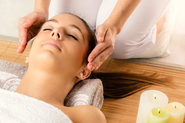 Reiki oturum kadına kadeh yüz.