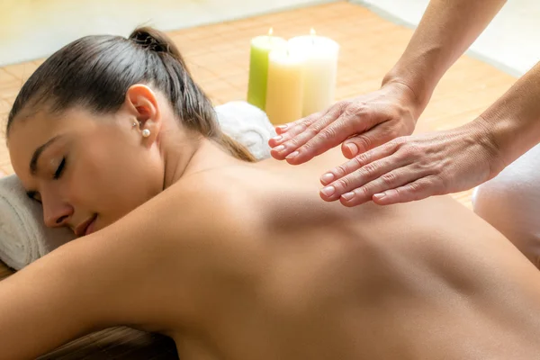 Reiki terapeuta haciendo tratamiento en la espalda femenina . — Foto de Stock
