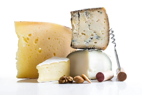 Peynir çeşitli beyaz izole. — Stok fotoğraf
