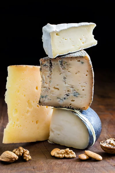 İştah açıcı peynir çeşitli yığın kapatmak — Stok fotoğraf