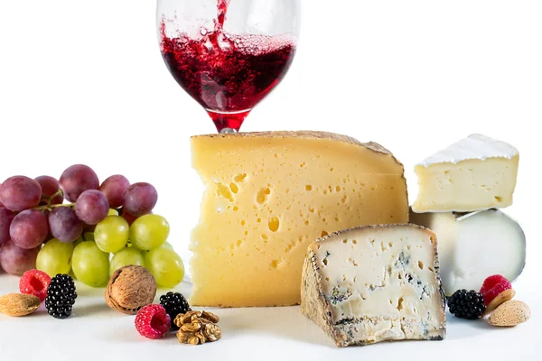 Cheese and wine with fruits and nuts. — Stock fotografie