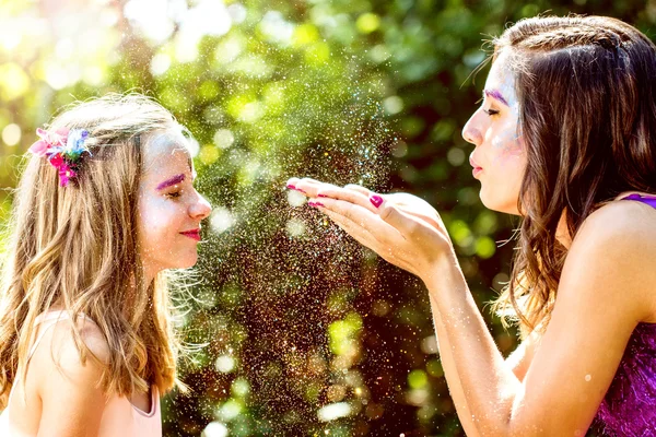 Dos niñas juego de rol hadas — Foto de Stock