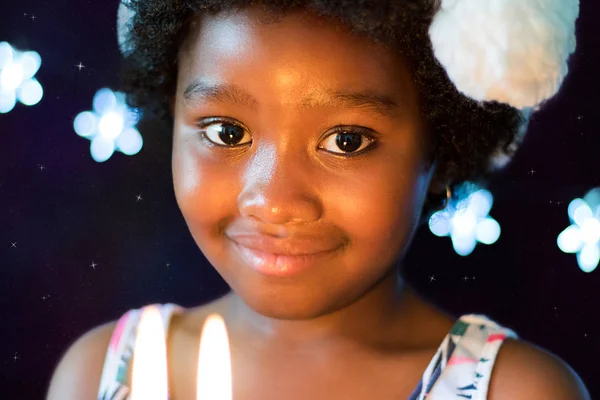 Kleines Mädchen mit Kerze — Stockfoto