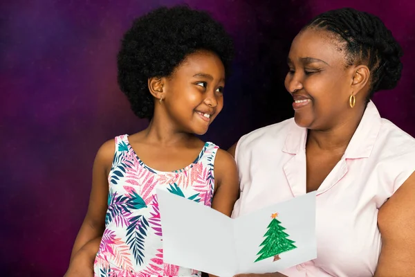 Tarjeta de lectura madre e hija — Foto de Stock