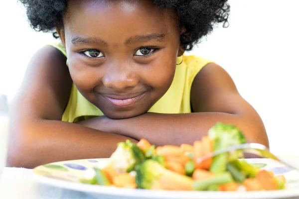 Aranyos kis afrikai lány zöldségekkel — Stock Fotó