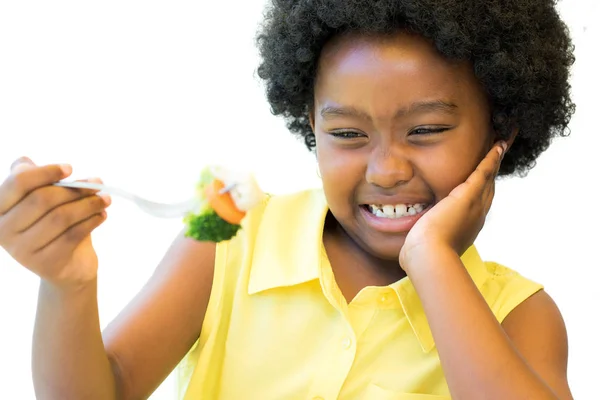 Schattig klein Afrikaans meisje met groenten — Stockfoto