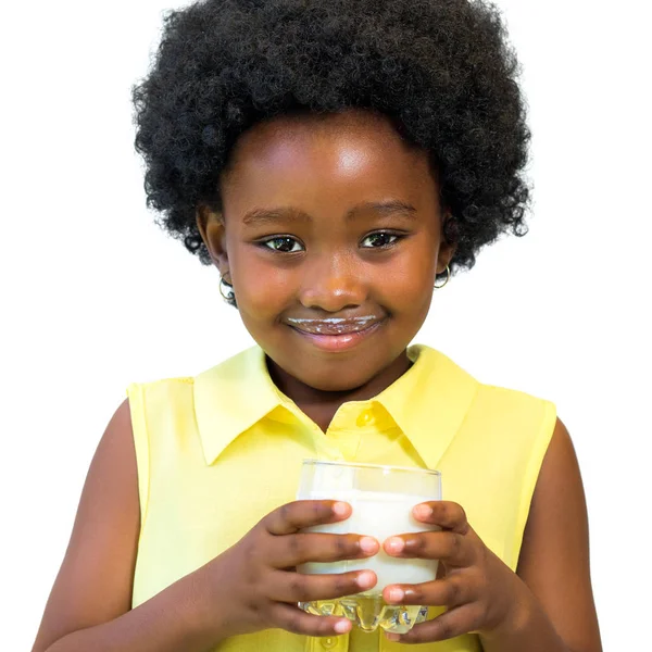 Sevimli küçük Afrikalı kız süt ile — Stok fotoğraf
