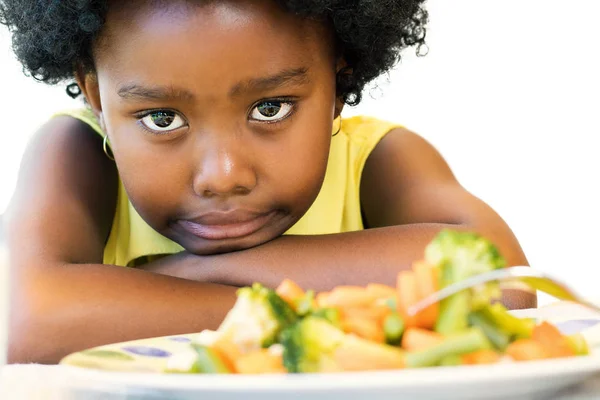 Carino piccola ragazza africana con verdure — Foto Stock